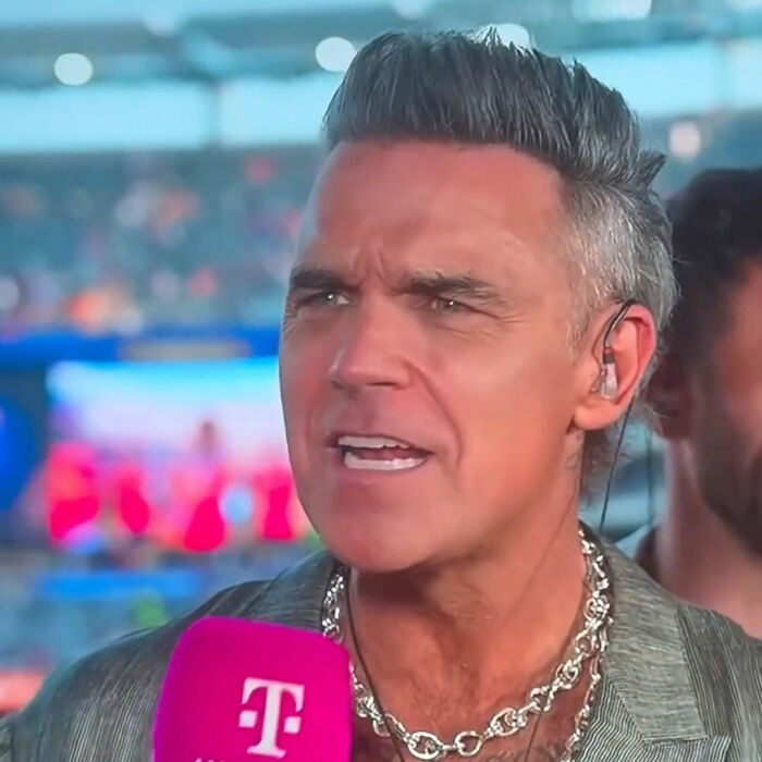 Robbie Williams Breaks Silence After White Substance Fell On Mic In World Cup Moment That Had Fans Concerned Robbie Williams Breaks Silence After White Substance Fell On Mic In World Cup Moment That Had Fans Concerned
