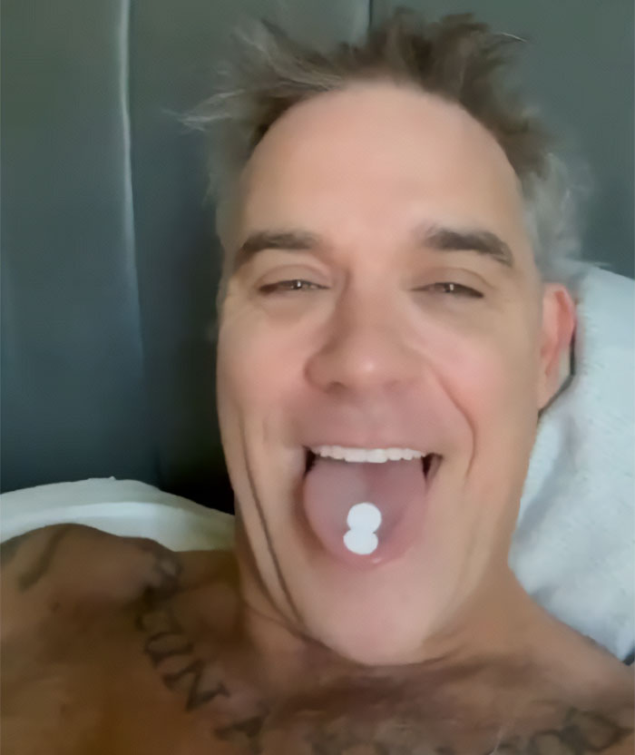 Robbie Williams Breaks Silence After White Substance Fell On Mic In World Cup Moment That Had Fans Concerned Robbie Williams Breaks Silence After White Substance Fell On Mic In World Cup Moment That Had Fans Concerned