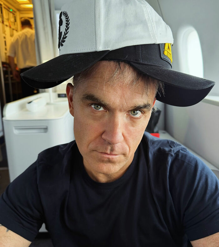 Robbie Williams Breaks Silence After White Substance Fell On Mic In World Cup Moment That Had Fans Concerned Robbie Williams Breaks Silence After White Substance Fell On Mic In World Cup Moment That Had Fans Concerned