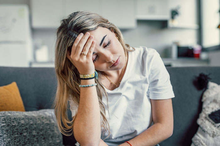 Bride-To-Be Finds A Bag Of Mystery Powder In Her Fianc&eacute;’s Pocket, Starts Connecting Painful Dots