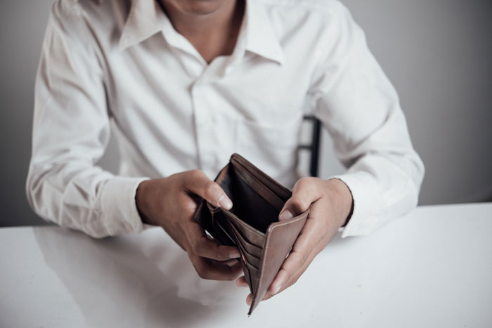 Bride-To-Be Finds A Bag Of Mystery Powder In Her Fianc&eacute;’s Pocket, Starts Connecting Painful Dots