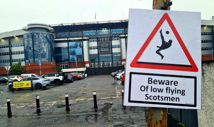 This Artist Put Up 37 Brilliantly Absurd Signs That Look Official Until You Actually Read Them This Artist Put Up 37 Brilliantly Absurd Signs That Look Official Until You Actually Read Them