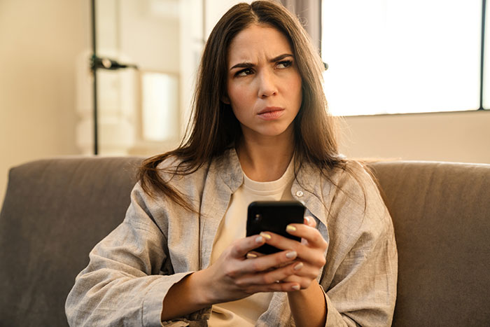 Best Friend Visits Woman’s Dream Home For The Weekend, Then Judges It Like A Hotel Inspector Best Friend Visits Woman’s Dream Home For The Weekend, Then Judges It Like A Hotel Inspector