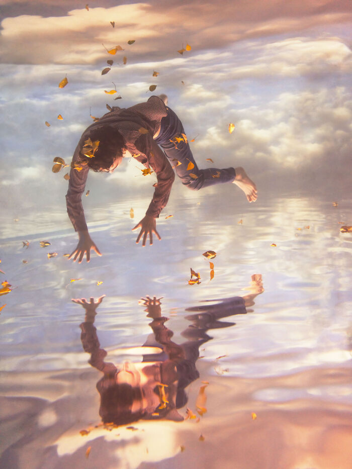 This Photographer Creates Surreal Photos By Submerging Her Subjects In Water (27 Pics) This Photographer Creates Surreal Photos By Submerging Her Subjects In Water (27 Pics)