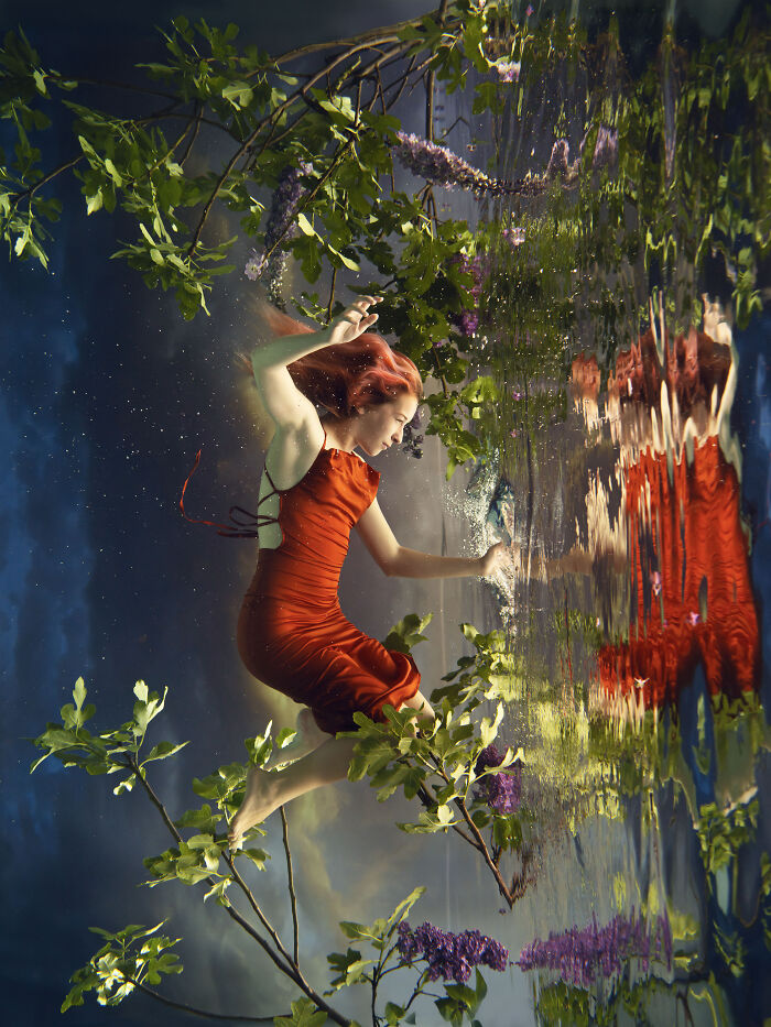 This Photographer Creates Surreal Photos By Submerging Her Subjects In Water (27 Pics) This Photographer Creates Surreal Photos By Submerging Her Subjects In Water (27 Pics)