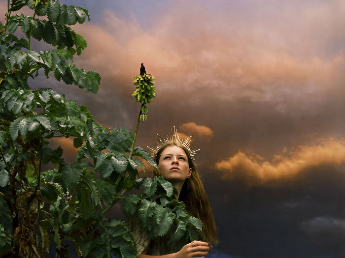 This Photographer Creates Surreal Photos By Submerging Her Subjects In Water (27 Pics) This Photographer Creates Surreal Photos By Submerging Her Subjects In Water (27 Pics)