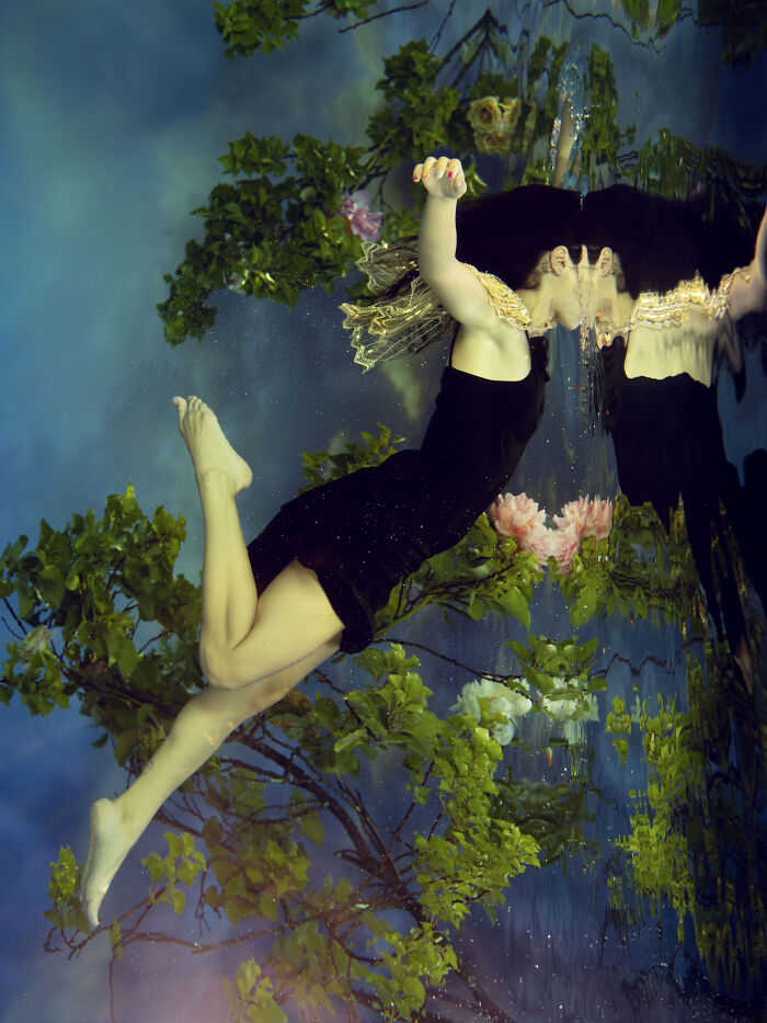 This Photographer Creates Surreal Photos By Submerging Her Subjects In Water (27 Pics) This Photographer Creates Surreal Photos By Submerging Her Subjects In Water (27 Pics)