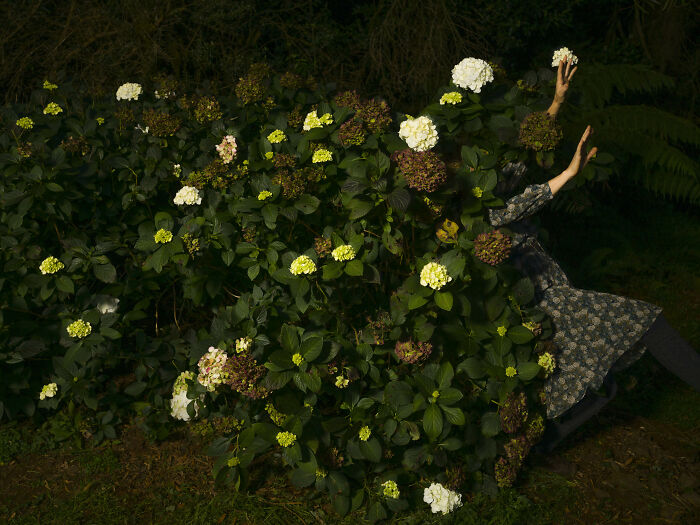 This Photographer Creates Surreal Photos By Submerging Her Subjects In Water (27 Pics) This Photographer Creates Surreal Photos By Submerging Her Subjects In Water (27 Pics)