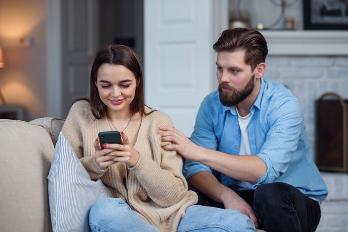Woman Tries To Explain Why BF Deleting Her Phone App Hurt So Much, He Doubles Down And Loses Her
