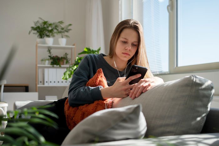 Woman Tries To Explain Why BF Deleting Her Phone App Hurt So Much, He Doubles Down And Loses Her