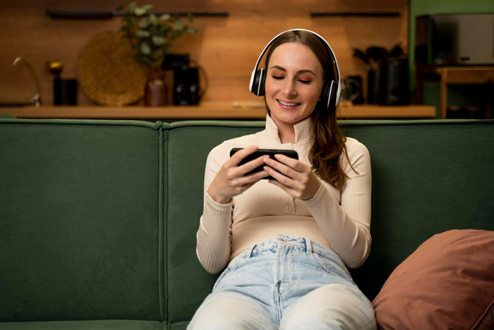 Woman Tries To Explain Why BF Deleting Her Phone App Hurt So Much, He Doubles Down And Loses Her