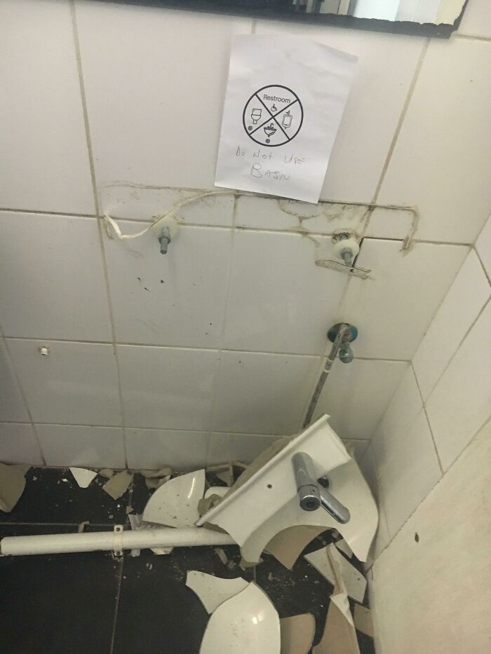 77 Signs That Hilariously Failed At The One Thing They Were Supposed To Do