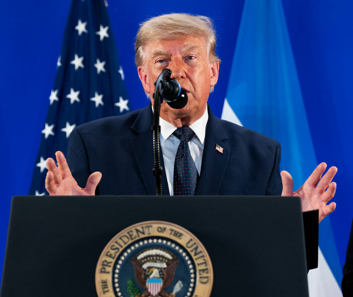 Trump Rally Member Brutally Mocks Him Right Behind His Back In Hilarious Viral Video Trump Rally Member Brutally Mocks Him Right Behind His Back In Hilarious Viral Video