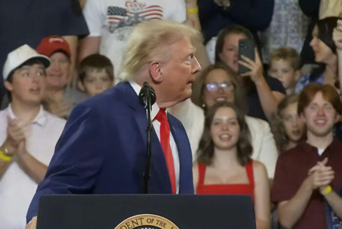 Trump Rally Member Brutally Mocks Him Right Behind His Back In Hilarious Viral Video Trump Rally Member Brutally Mocks Him Right Behind His Back In Hilarious Viral Video