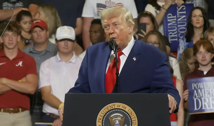 Trump Rally Member Brutally Mocks Him Right Behind His Back In Hilarious Viral Video Trump Rally Member Brutally Mocks Him Right Behind His Back In Hilarious Viral Video