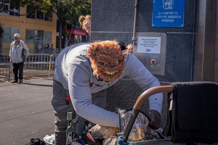40 Times The Streets Looked Hilarious, Awkward, And Totally Relatable Through This Photographer’s Lens (New Pics) 40 Times The Streets Looked Hilarious, Awkward, And Totally Relatable Through This Photographer’s Lens (New Pics)