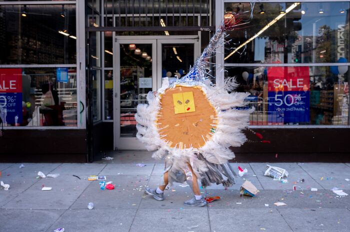 40 Times The Streets Looked Hilarious, Awkward, And Totally Relatable Through This Photographer’s Lens (New Pics) 40 Times The Streets Looked Hilarious, Awkward, And Totally Relatable Through This Photographer’s Lens (New Pics)