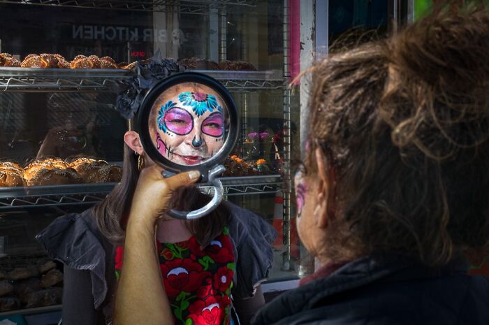 40 Times The Streets Looked Hilarious, Awkward, And Totally Relatable Through This Photographer’s Lens (New Pics) 40 Times The Streets Looked Hilarious, Awkward, And Totally Relatable Through This Photographer’s Lens (New Pics)