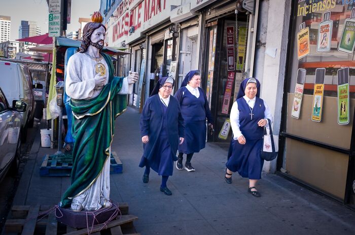 40 Times The Streets Looked Hilarious, Awkward, And Totally Relatable Through This Photographer’s Lens (New Pics) 40 Times The Streets Looked Hilarious, Awkward, And Totally Relatable Through This Photographer’s Lens (New Pics)