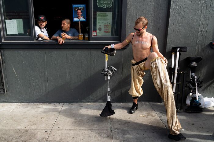 40 Times The Streets Looked Hilarious, Awkward, And Totally Relatable Through This Photographer’s Lens (New Pics) 40 Times The Streets Looked Hilarious, Awkward, And Totally Relatable Through This Photographer’s Lens (New Pics)