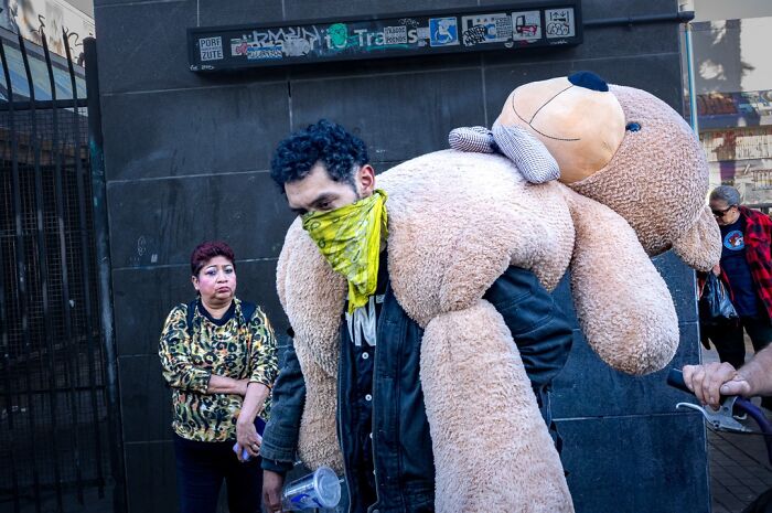 40 Times The Streets Looked Hilarious, Awkward, And Totally Relatable Through This Photographer’s Lens (New Pics) 40 Times The Streets Looked Hilarious, Awkward, And Totally Relatable Through This Photographer’s Lens (New Pics)