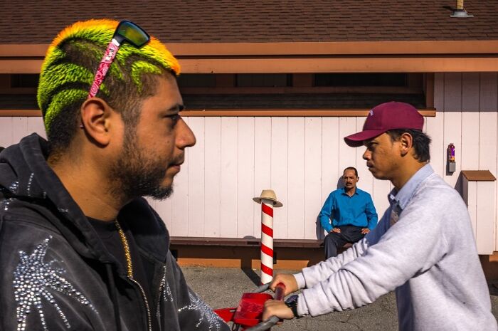 40 Times The Streets Looked Hilarious, Awkward, And Totally Relatable Through This Photographer’s Lens (New Pics) 40 Times The Streets Looked Hilarious, Awkward, And Totally Relatable Through This Photographer’s Lens (New Pics)