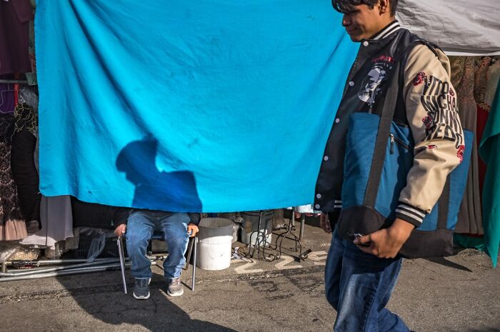 40 Times The Streets Looked Hilarious, Awkward, And Totally Relatable Through This Photographer’s Lens (New Pics) 40 Times The Streets Looked Hilarious, Awkward, And Totally Relatable Through This Photographer’s Lens (New Pics)