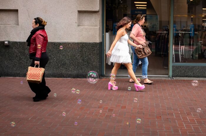 40 Times The Streets Looked Hilarious, Awkward, And Totally Relatable Through This Photographer’s Lens (New Pics) 40 Times The Streets Looked Hilarious, Awkward, And Totally Relatable Through This Photographer’s Lens (New Pics)