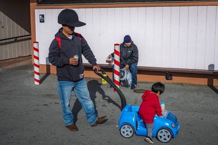 40 Times The Streets Looked Hilarious, Awkward, And Totally Relatable Through This Photographer’s Lens (New Pics) 40 Times The Streets Looked Hilarious, Awkward, And Totally Relatable Through This Photographer’s Lens (New Pics)