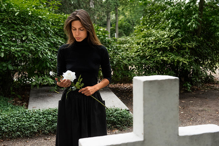 Mom Refuses To Let Daughter Attend Ex-Best Friend’s Funeral After What She Did Years Ago Mom Refuses To Let Daughter Attend Ex-Best Friend’s Funeral After What She Did Years Ago