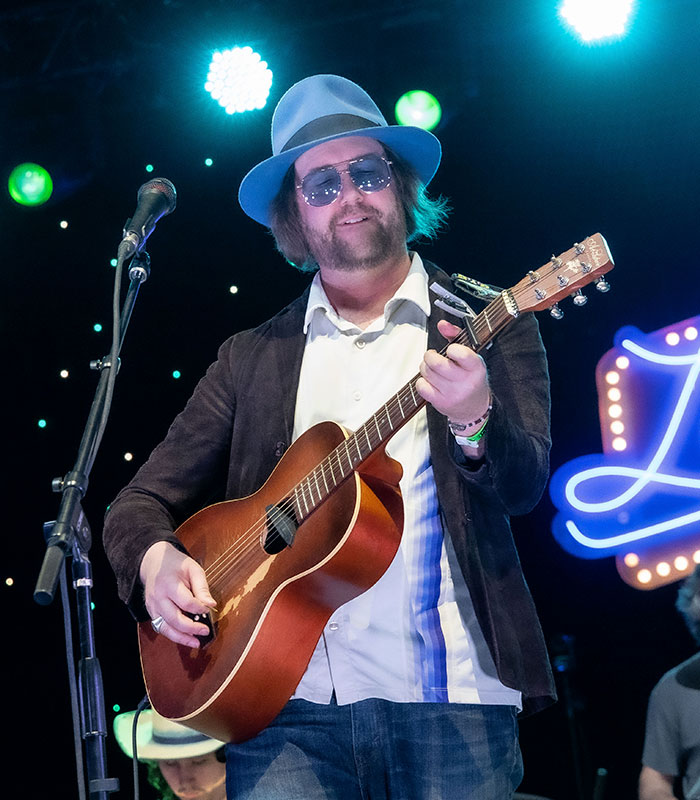 Country Singer’s Fans Walk-Out Mid Concert Over Song About America’s “Descent” Country Singer’s Fans Walk-Out Mid Concert Over Song About America’s “Descent”