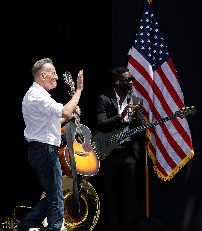 Country Singer’s Fans Walk-Out Mid Concert Over Song About America’s “Descent” Country Singer’s Fans Walk-Out Mid Concert Over Song About America’s “Descent”