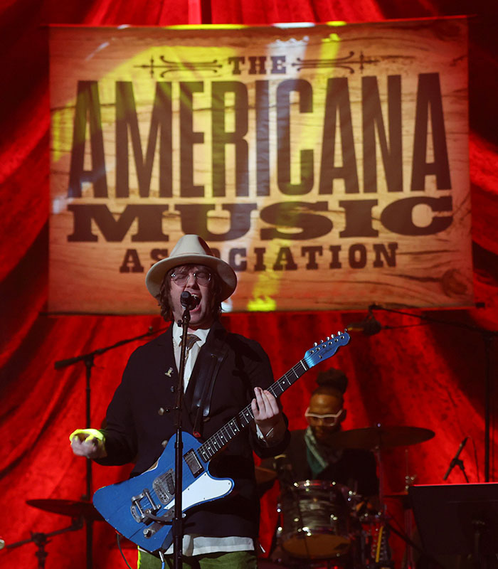 Country Singer’s Fans Walk-Out Mid Concert Over Song About America’s “Descent” Country Singer’s Fans Walk-Out Mid Concert Over Song About America’s “Descent”
