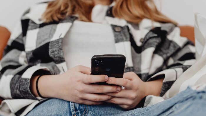 “Should These Actions Be Accepted?”: Judge 13 Dating Scenarios With Red, Green, And Beige Flags “Should These Actions Be Accepted?”: Judge 13 Dating Scenarios With Red, Green, And Beige Flags