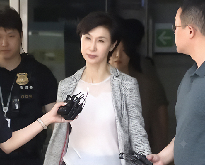 Billionaire Who Left His Wife For A Younger Woman Ordered To Pay Her Insane Amount In The ‘Divorce Of The Century’ Billionaire Who Left His Wife For A Younger Woman Ordered To Pay Her Insane Amount In The ‘Divorce Of The Century’