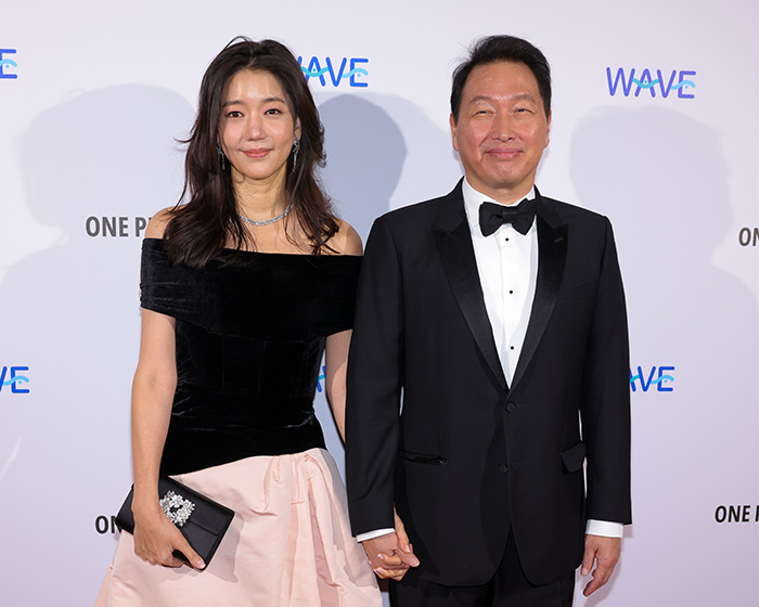 Billionaire Who Left His Wife For A Younger Woman Ordered To Pay Her Insane Amount In The ‘Divorce Of The Century’ Billionaire Who Left His Wife For A Younger Woman Ordered To Pay Her Insane Amount In The ‘Divorce Of The Century’