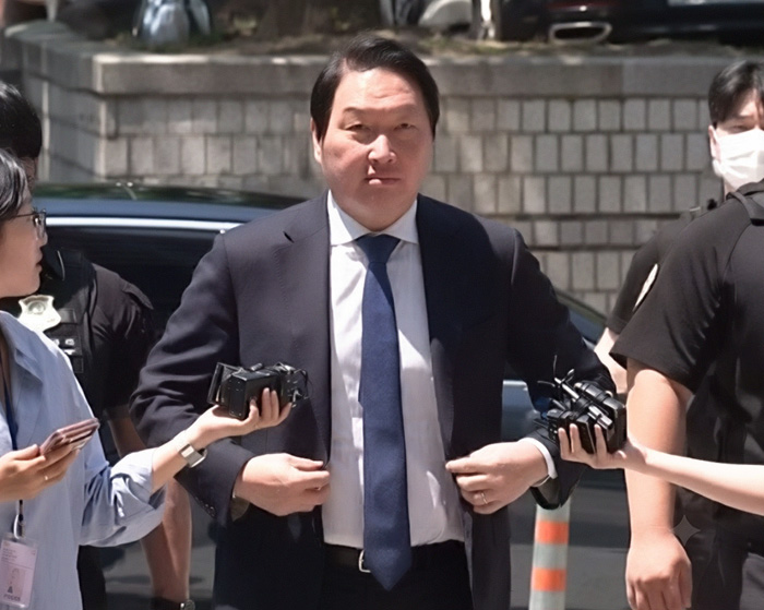 Billionaire Who Left His Wife For A Younger Woman Ordered To Pay Her Insane Amount In The ‘Divorce Of The Century’ Billionaire Who Left His Wife For A Younger Woman Ordered To Pay Her Insane Amount In The ‘Divorce Of The Century’