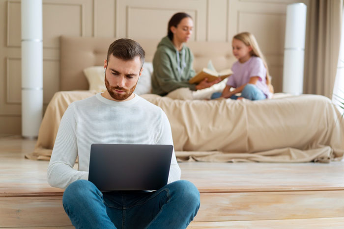 Woman Learns Guy She Met On Childfree Dating Sub Is Seeing 3 Other Ladies And Cheating On His Wife