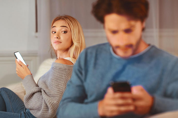 Woman Learns Guy She Met On Childfree Dating Sub Is Seeing 3 Other Ladies And Cheating On His Wife