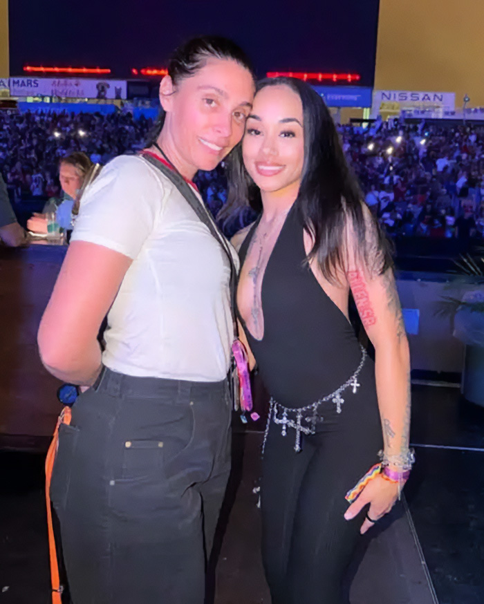 People Turn On Woman Booted Off Stage By Usher As She Keeps Stirring The Pot With Savage Comments