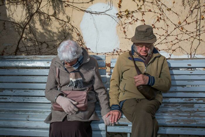 31 Serendipitous Moments Captured In Everyday Life By This Street Photographer (New Pics)