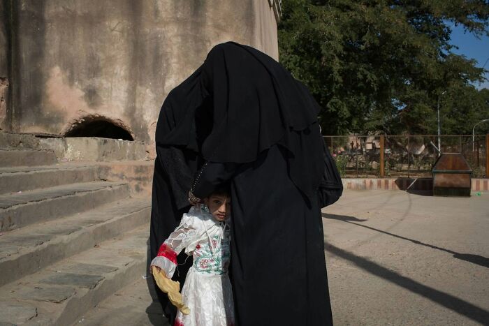 31 Serendipitous Moments Captured In Everyday Life By This Street Photographer (New Pics)