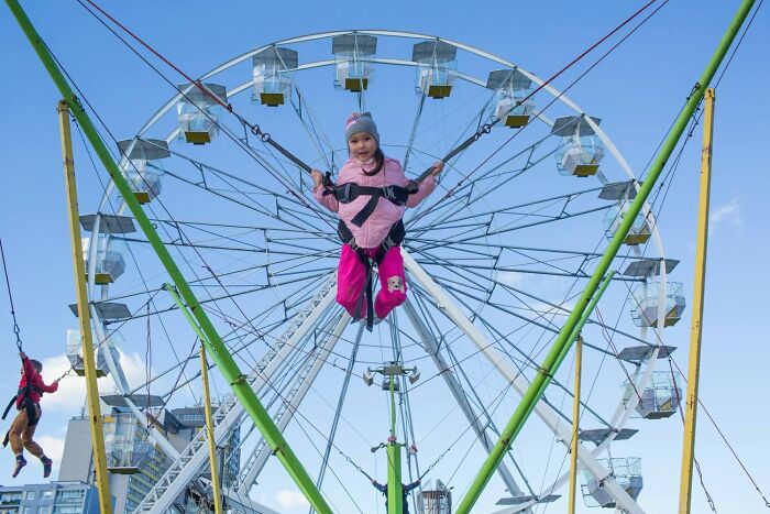 31 Serendipitous Moments Captured In Everyday Life By This Street Photographer (New Pics)