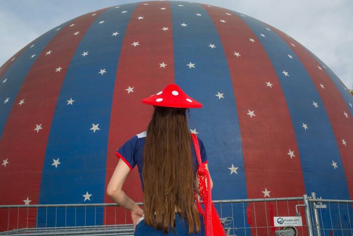 31 Serendipitous Moments Captured In Everyday Life By This Street Photographer (New Pics)