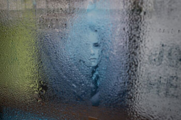 31 Serendipitous Moments Captured In Everyday Life By This Street Photographer (New Pics)