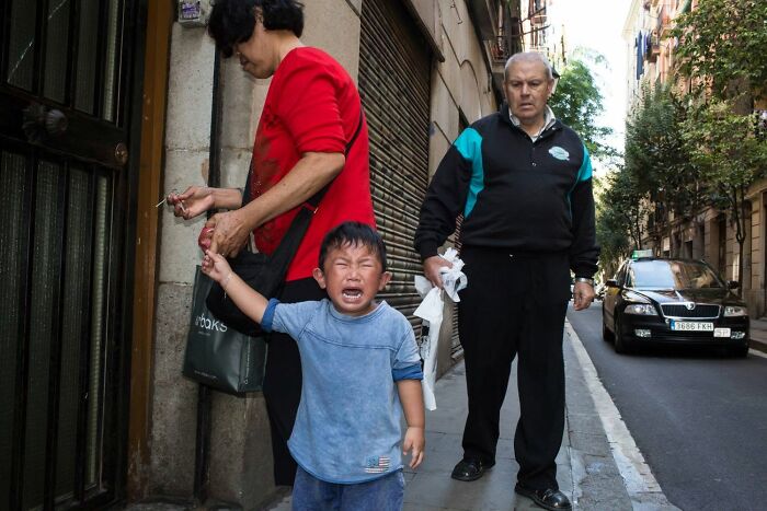 31 Serendipitous Moments Captured In Everyday Life By This Street Photographer (New Pics)