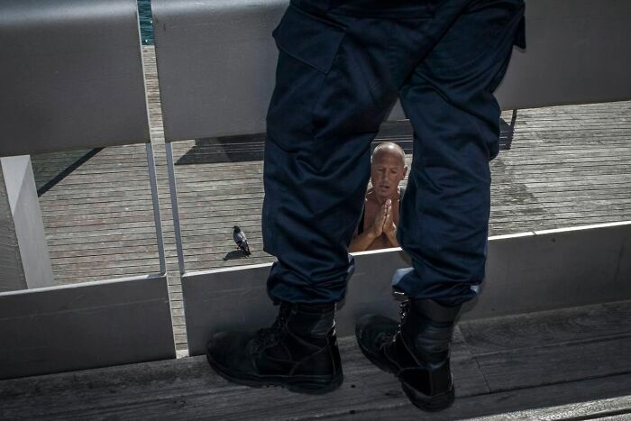 31 Serendipitous Moments Captured In Everyday Life By This Street Photographer (New Pics)