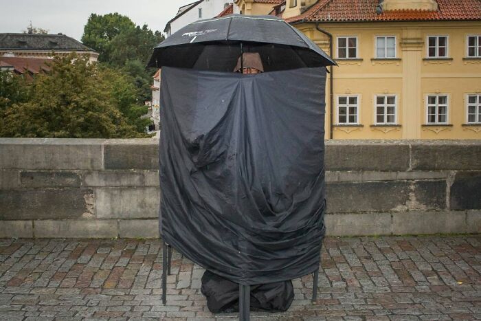 31 Serendipitous Moments Captured In Everyday Life By This Street Photographer (New Pics)