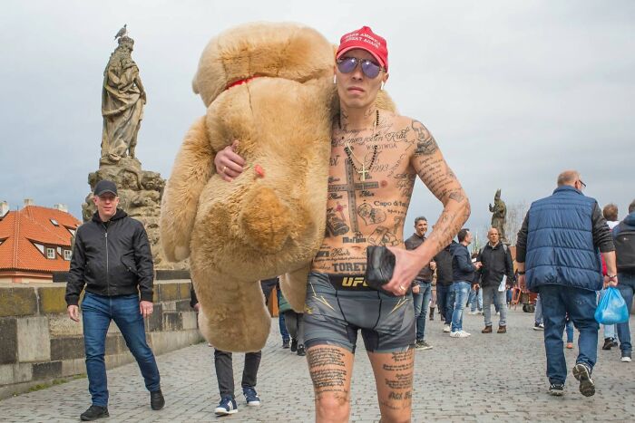 31 Serendipitous Moments Captured In Everyday Life By This Street Photographer (New Pics)