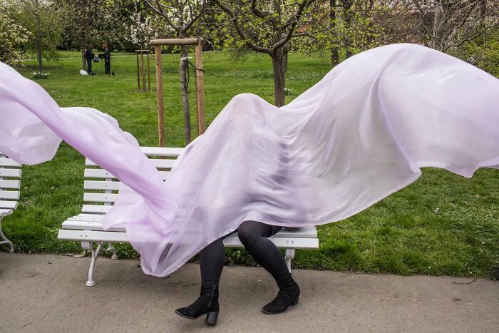 31 Serendipitous Moments Captured In Everyday Life By This Street Photographer (New Pics)